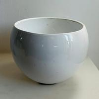 Vaso sferico in ceramica di colore bianco lucido.