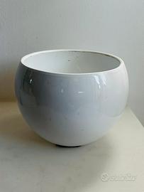 Vaso sferico in ceramica di colore bianco lucido.