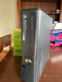 Xbox 360 completa di giochi.