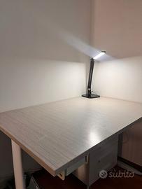 scrivania in legno 