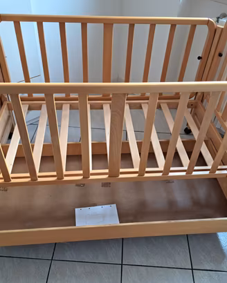Lettino in legno massello con sponda apribile