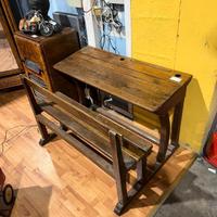 Vecchio banco da scuola in legno con panchetta