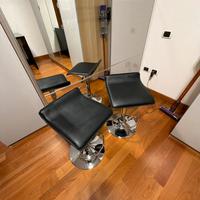 2 sgabelli in pelle nera