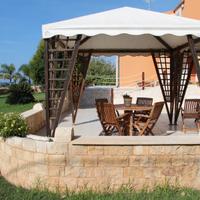 GAZEBO CON TAVOLI E SEDIE IN LEGNO