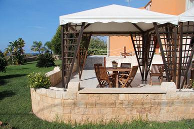 GAZEBO CON TAVOLI E SEDIE IN LEGNO