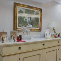 Madia classica in legno massello, finiture in oro