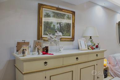 Madia classica in legno massello, finiture in oro