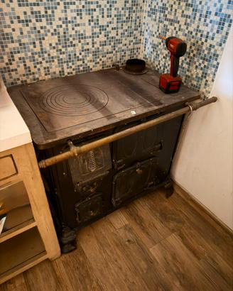 Cucina a legna in ghisa d’epoca