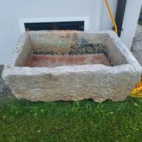 Antica pila in pietra