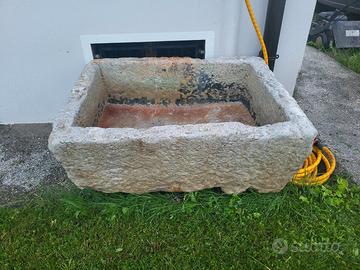 Antica pila in pietra