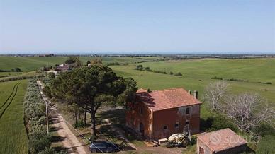 Rustico / Casale di 180 m² con più di 5 locali a T
