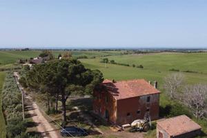 Rustico / Casale di 180 m² con più di 5 locali a T