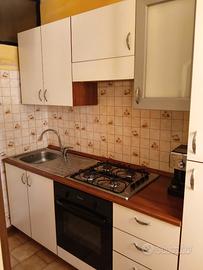 Cucina + tavolo e sedie