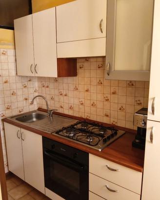 Cucina + tavolo e sedie