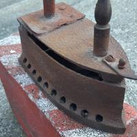 Ferro da stiro molto vecchio PARTICOLARE 