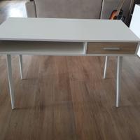 Scrivania bianca con cassetto in legno
