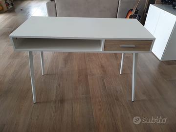 Scrivania bianca con cassetto in legno