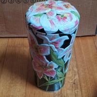 Scatola di latta   con Iris in rilievo 