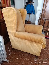 Poltrona rivestita in velluto giallo a coste