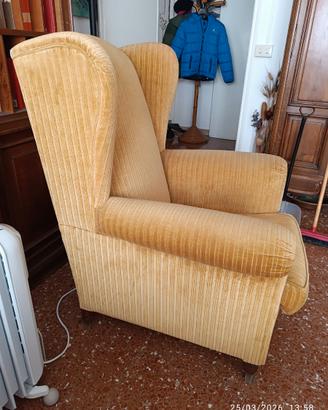 Poltrona rivestita in velluto giallo a coste