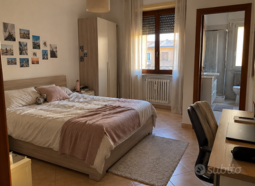 Luminosa stanza singola con bagno privato