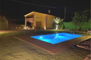 VILLA CON PISCINA-ARREDATA-UNIFAMILIARE 5KM DAL MA