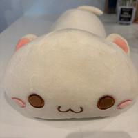Peluche del gattino mochi in posa kawaii