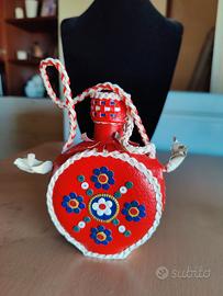 piccola fiaschetta rivestita di cuoio rosso