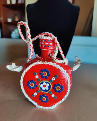 piccola fiaschetta rivestita di cuoio rosso