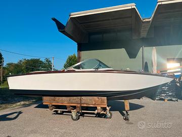 Motoscafo in legno
