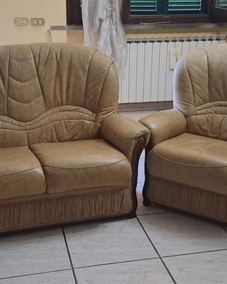divano e 2 poltrone in pelle  