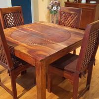 Tavolo in legno quadrato