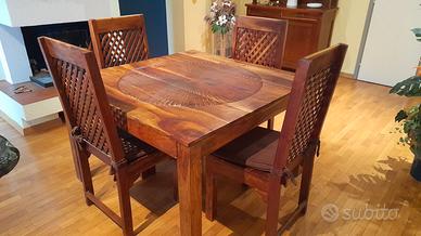 Tavolo in legno quadrato