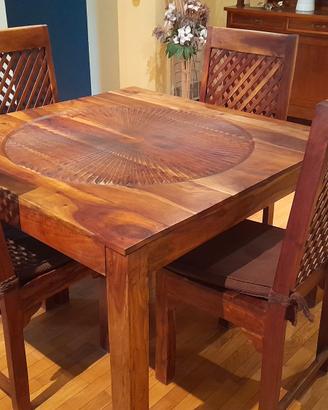 Tavolo in legno quadrato