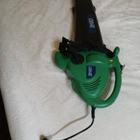 soffiatore per foglie  in giardino 