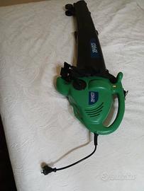 soffiatore per foglie  in giardino 