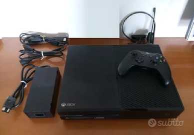 XBOX ONE  CON accessori e 2 giochi. + Un oggetto i