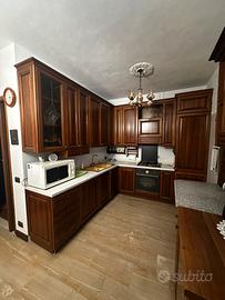 Cucina completa di elettrodomestici.