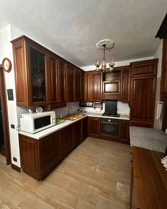 Cucina completa di elettrodomestici.