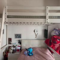 Letto bianco in legno a soppalco