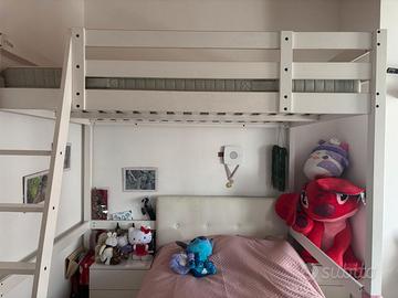 Letto bianco in legno a soppalco