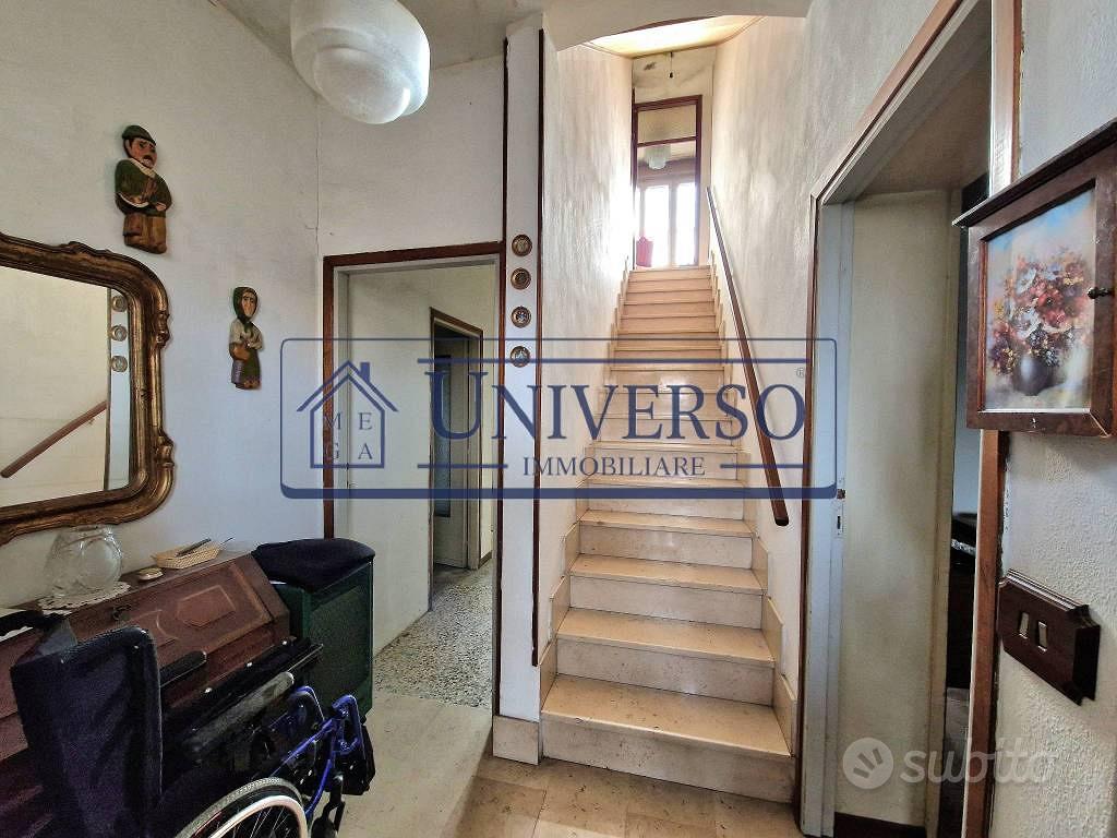 Villa di 450 m² con più di 5 locali e box auto a V - Vista 5