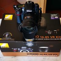 Nikon D7000 con flash e teleobiettivo 