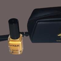 Vogue Custodia Eyewear Hailey e Smalto per Unghie