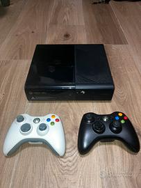 XBOX 360E - 50 giochi e skylanders