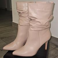 Stivali con tacco colore rosa cipria 