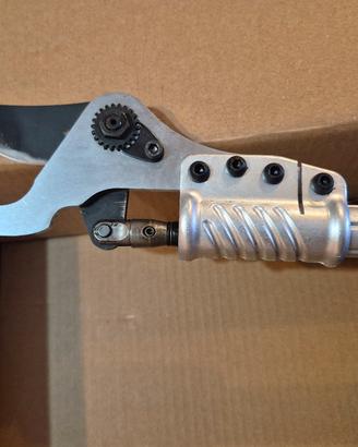 forbice elettrica con asta 