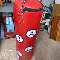Sacco da boxe, pugilato e arti marziali con catena