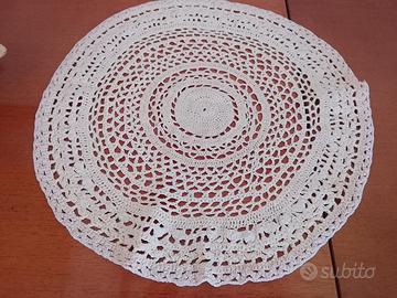 Centrino a uncinetto antico