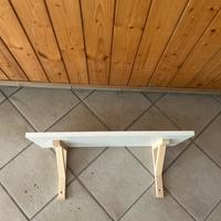 Mensola bianca e supporti color legno